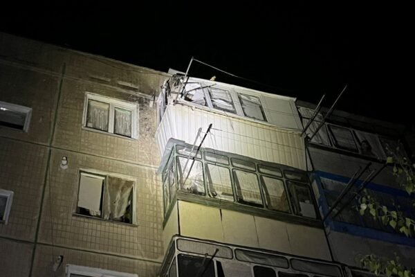 Окупанти вдарили “Шахедом” по Нікополю: пошкоджена багатоповерхівка (ФОТО)