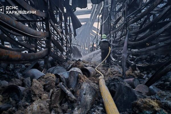 У Харкові 16 годин гасили пожежу в “Епіцентрі” після удару росіян (ФОТО)