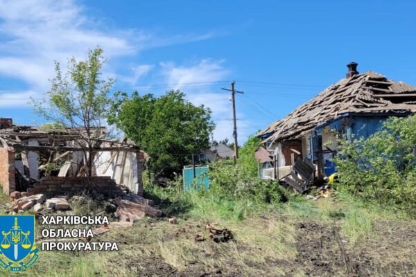 Росіяни вдарили з авіації по селу на Харківщині: є постраждала (ФОТО)