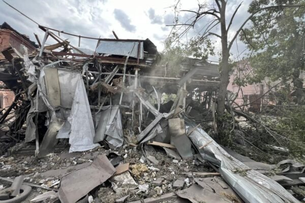 Росіяни тричі обстріляли Лиман на Донеччині: є руйнування, вісім поранених (ФОТО)