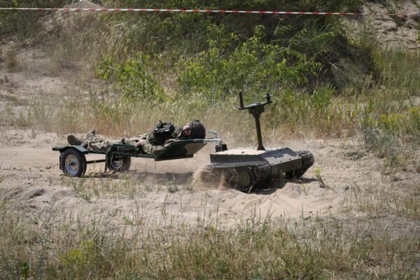 Міноборони та Мінстратегпромом випробували техніку для порятунку людей з фронту (ФОТО)