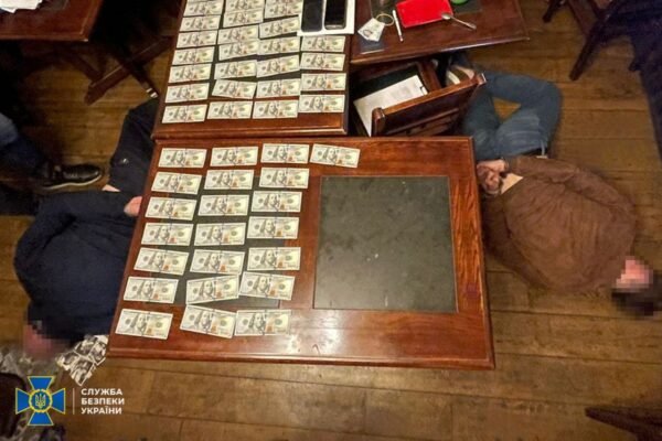 Двоє киян пропонували посадовцю СБУ мільйон доларів хабаря за допомогу в рейдерському захопленні підприємства