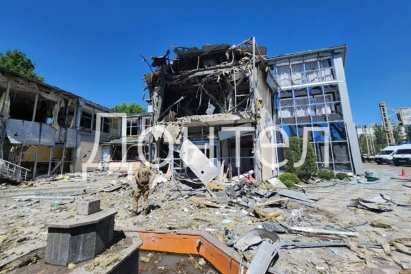 В окупованому Донецьку ракети прилетіли на місце збору для святкування річниці “Л/ДНР” (ВІДЕО)