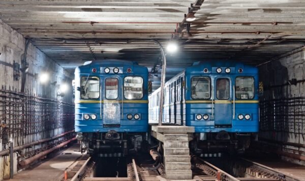 У київському метро збільшать інтервали руху потягів. Бракує машиністів через мобілізацію