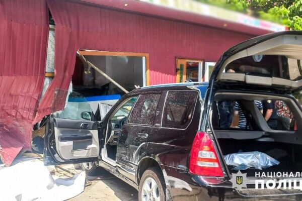 На Буковині легковик влетів у магазин: Чотири людини постраждали