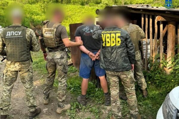 На Закарпатті двоє чоловіків намагалися підкупити прикордонника для безперешкодної втечі ухилянтів
