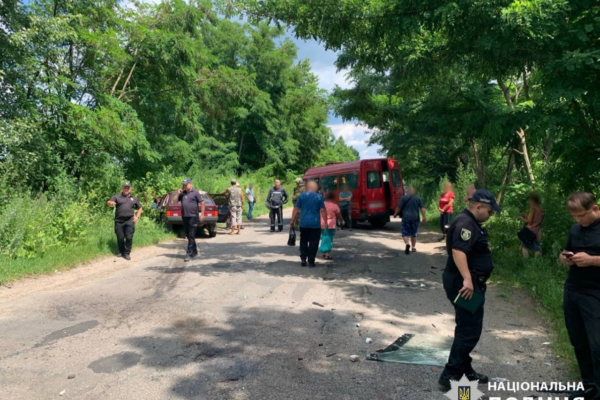 На Київщині зіткнулися легковик і маршрутка з пасажирами: є постраждалі (ФОТО)