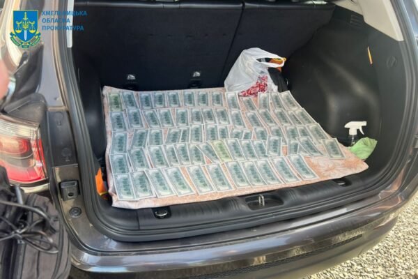 Посадовець селищної ради на Хмельниччині погорів на хабарі у 8 тис. доларів