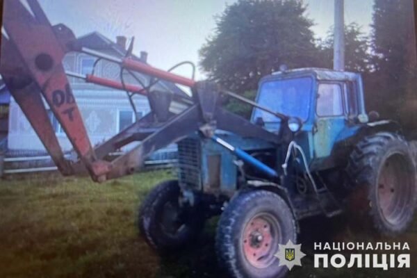 На Тернопільщині вдрузки п’яний чоловік мало не наїхав трактором на дітей
