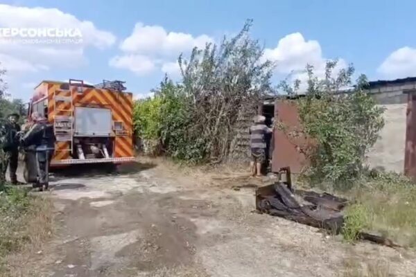 Росіяни поцілили по Корабельному району Херсона (ВІДЕО)