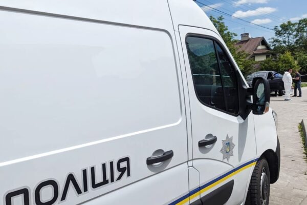 На Львівщині невідомий обстріляв BMW: зловмисника шукають (ФОТО)