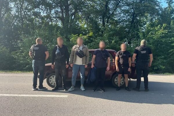 В ДПСУ повідомили про затримання провідника з “клієнтами” неподалік кордону на Буковині