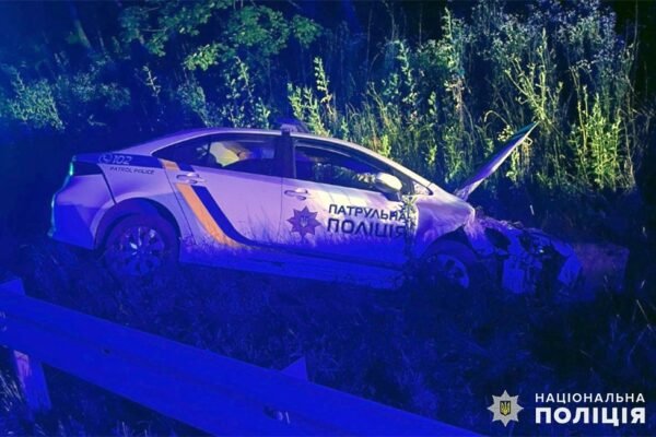 ДТП на Хмельниччині: Під час погоні за порушником поліцейське авто злетіло з дороги, постраждали правоохоронці