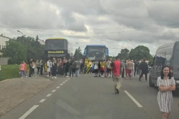 Водія забрали у ТЦК: на Львівщині пасажири автобуса перекрили трасу (ВІДЕО)