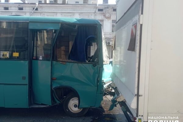 У центрі Одеси маршрутка врізалася у припарковану вантажівку: є постраждалі (ФОТО)