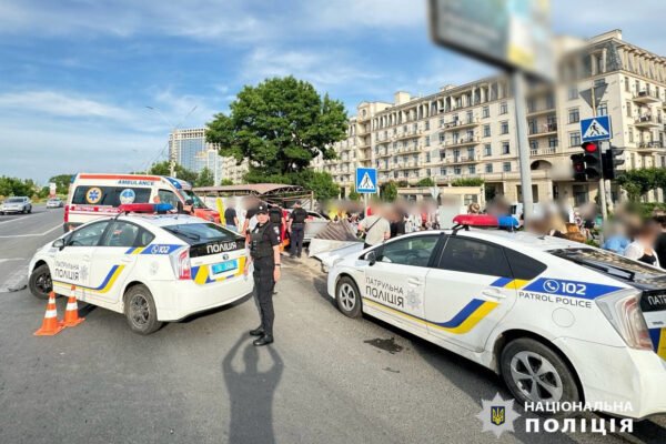 На Одещині нетверезий водій, тікаючи від патрульних, протаранив авто і збив трьох людей на “зебрі”