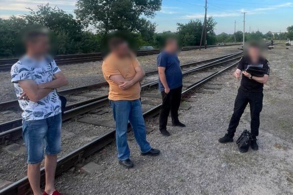Злили тонну пального за раз: На Полтавщині впіймали працівників “Укрзалізниці” під час крадіжки дизелю з локомотива