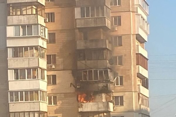 Окупанти вдарили ракетою по Києву: Уламки поцілили в багатоповерхівку, є поранені