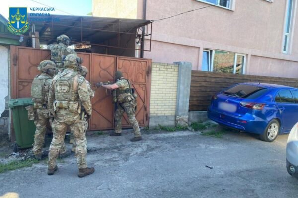 На Черкащині затримали чоловіків, що намагалися відібрати в сина полеглого Захисника 5 млн грн