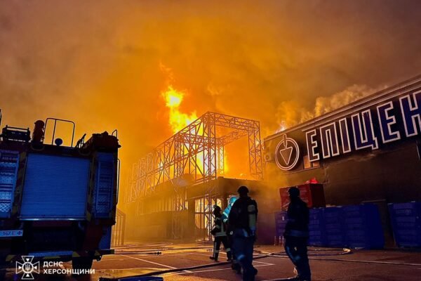 Російські армійці вночі 6 червня обстріляли Херсон, поцілили в гіпермаркет