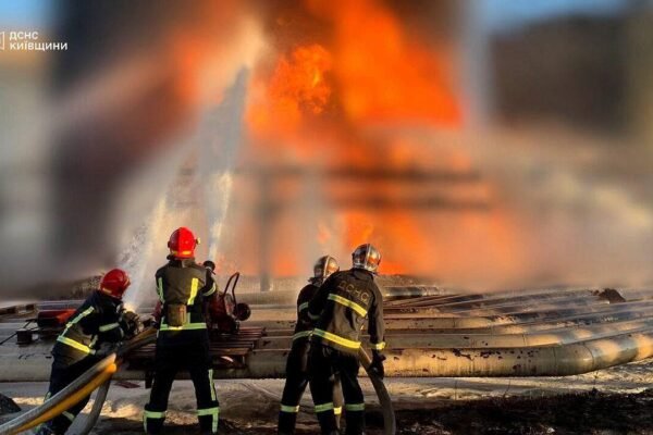 Рятувальники Київщини досі борються з пожежею на промисловому підприємстві, яку спричинила російська атака