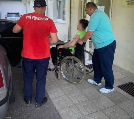 Рятувальник  Закарпаття допомогли туристу з Харківщини, якого в горах вкусила змія