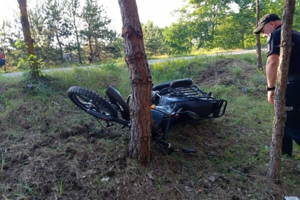 На Рівненщині внаслідок зіткнення з деревом загинув 18-річний мотоцикліст
