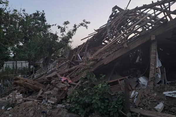 Пошкоджені ЛЕП та медзаклад: Всю добу ворог гатив по Нікополю (ФОТО)