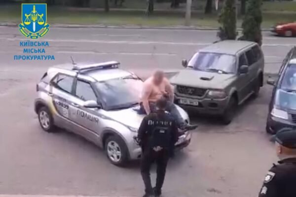 Під ранок у столиці неадекватний чоловік побив правоохоронця