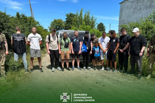 На кордоні затримали групу ухилянтів та трьох неповнолітніх поводирів, що очікували на них в кущах із гумовим човном