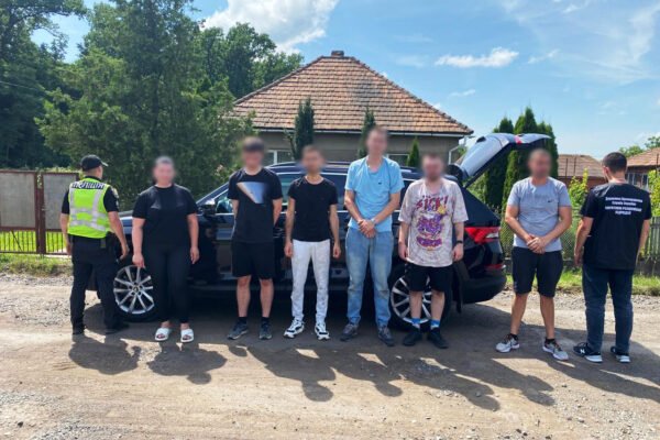 До Угорщини за 7-12 тис. доларів: на Закарпатті затримали переправницю з п’ятьма “клієнтами” (ФОТО)