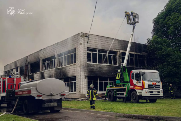 На Сумщині триває ліквідація пожежі в цеху промислового підприємства (ФОТО, ВІДЕО)