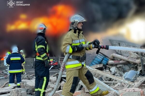На Київщині через нічну ворожу атаку горить промисловий обʼєкт (ФОТО)