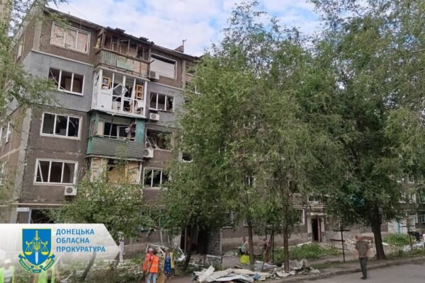 Росіяни скинули авіабомбу на житловий квартал у Селидовому: шестеро постраждалих (ФОТО)