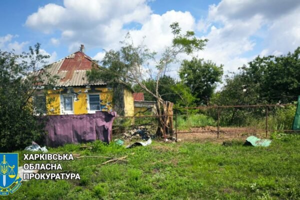 Росіяни обстріляли з артилерії село на Харківщині: є поранений (ФОТО)