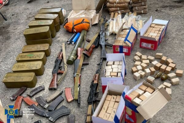 Продавали криміналітету трофейну зброю: СБУ затримала “чорних зброярів” (ФОТО)