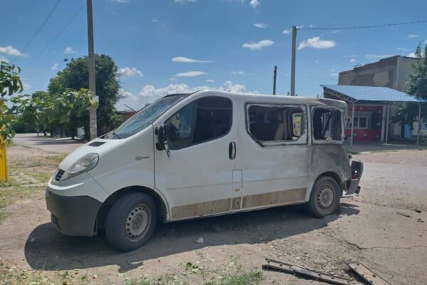 Росіяни атакували дроном автівку на Херсонщині: двоє поранених (ФОТО)