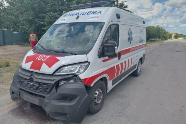 Окупанти продовжують атакувати дронами Херсонщину: поцілили по “швидкій” та автівці (ФОТО)