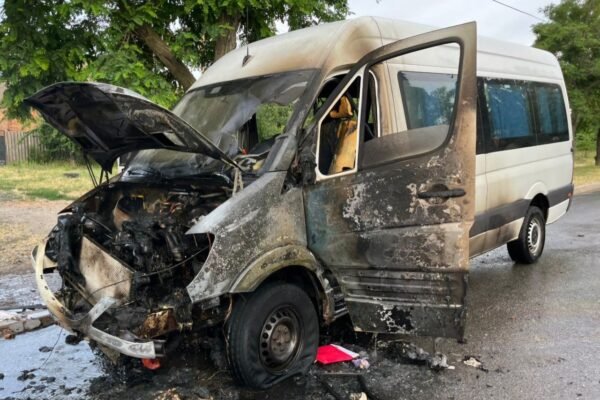 Окупанти вдарили по Нікополю: Поцілили в автобус із людьми