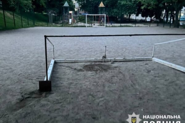 На Київщині на 10-річного хлопчика впали футбольні ворота: дитина у тяжкому стані