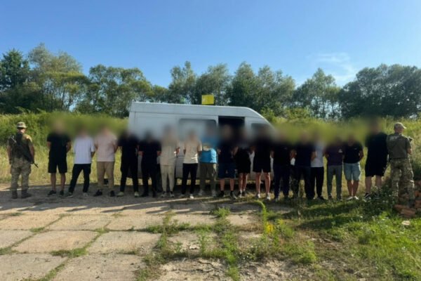 На кордоні з Угорщиною зупинили бус, в якому перебувало 17 ухилянтів з 7 областей