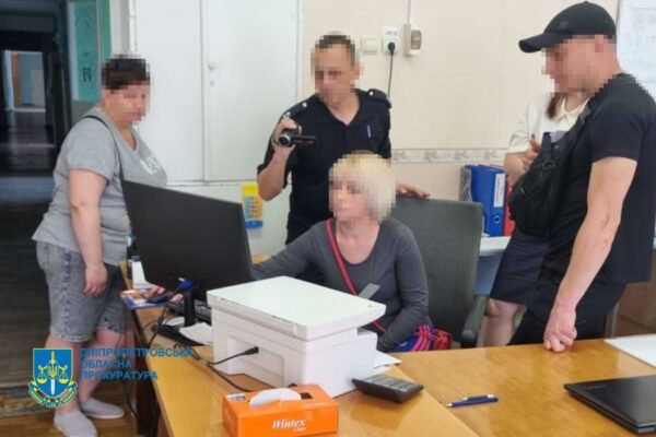 На Дніпропетровщині бухгалтерка ліцею два роки завищувала собі та колегам зарплату