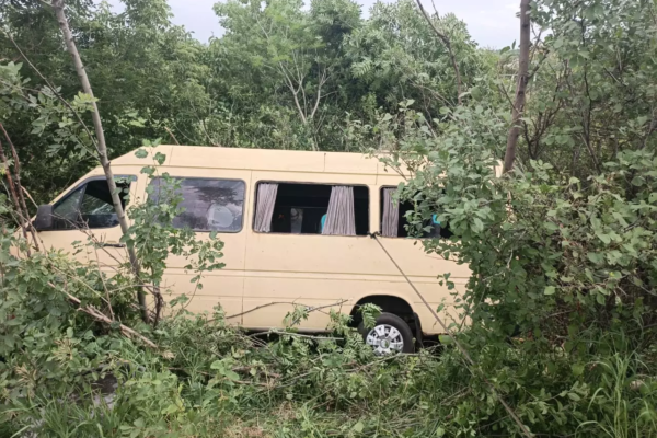 У Харкові маршрутка з пасажирами вилетіла з траси в кювет: водій загинув, є постраждалі (ФОТО)