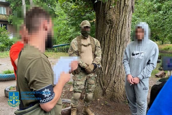 Розстріляли автівку фіндиректора будівельної компанії: на Дніпропетровщині затримали одного з кілерів (ФОТО)