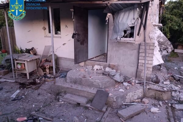 Обстріли Херсонщини: з-під завалів дістали тіло людини (ФОТО)
