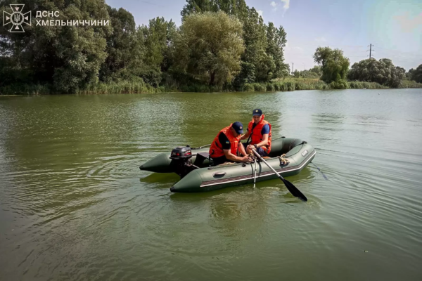 На Хмельниччині з озера дістали тіло чоловіка, якого шукали два дні (ФОТО)