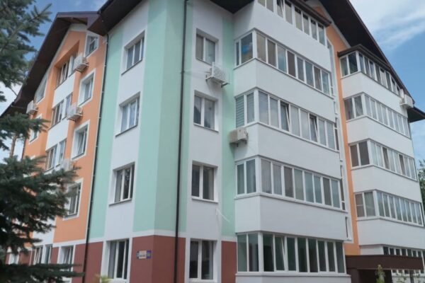 В Ірпені на Київщини відновили зруйновану ворожими обстрілами п’ятиповерхівку (ВІДЕО)