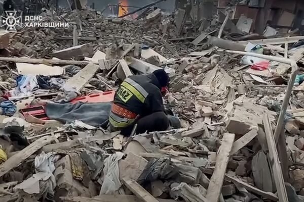 Удар КАБом по Харківщини: рятувальник приїхав гасити власну домівку, де загинула його дружина та постраждав син (ВІДЕО)