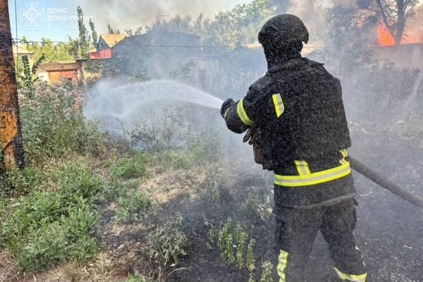 Росіяни обстріляли Українськ на Донеччині: пошкоджені будинки, горіли десятки гаражів (ФОТО)