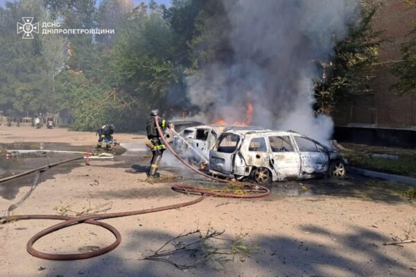У Нікополі через ворожий обстріл згоріли легковики на стоянці (ФОТО)